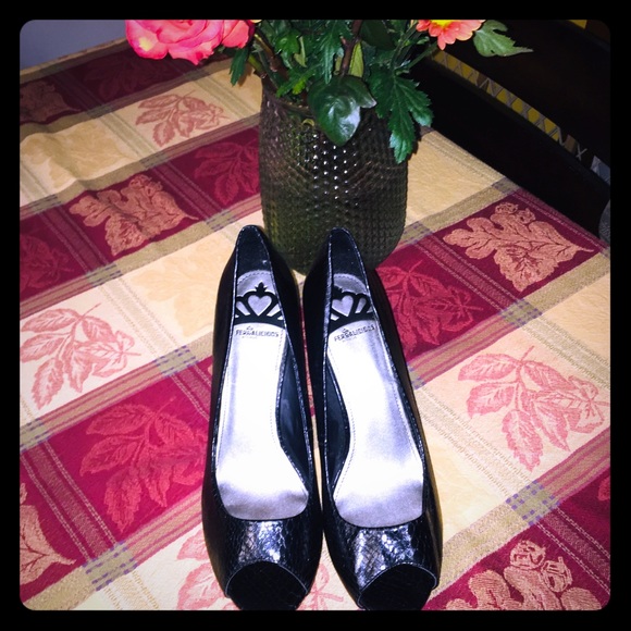 Fergalicious Fergie Black Snake Print Heels 10M - Picture 1 of 5